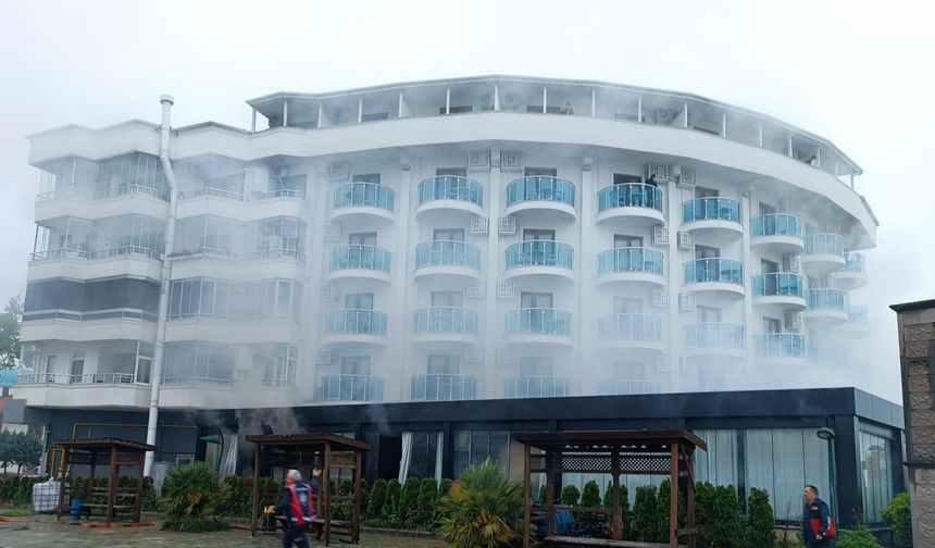 Otelde yangın: 10 kişi dumandan etkilendi