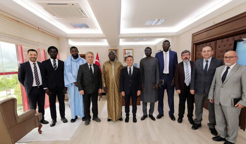 Senegal Cumhuriyeti Büyükelçisi Cheikh Gueye, Rektör Fatih Yılmaz'ı ziyaret etti