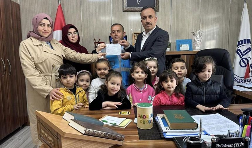 Minik öğrenciler kumbaralarını Türkiye Diyanet Vakfı’na bağışladı