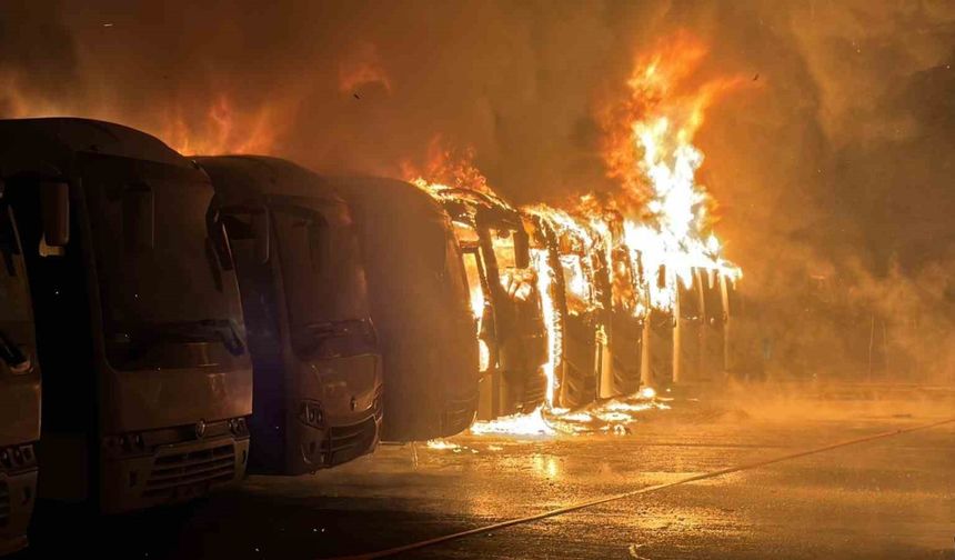 Servis otoparkında yangın: Alev alev yanan 15 araçtan geriye iskeletleri kaldı