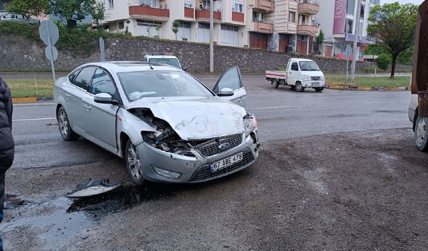 Sanayi Sitesi kavşağında bir haftada üçüncü kaza: Kamyon ile otomobil çarpıştı