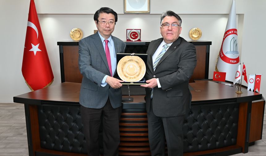 Tokyo Üniversitesi'nden Prof. Dr. Masahiro Yamamoto, Rektör İsmail Hakkı Özölçer'i ziyaret etti