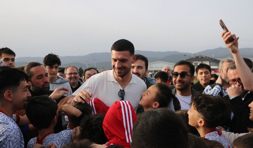 Merih Demiral, heykelini ziyaret etti