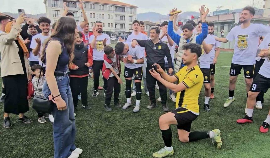 Şampiyonluk maçında futbolcudan, kız arkadaşına evlilik teklifi