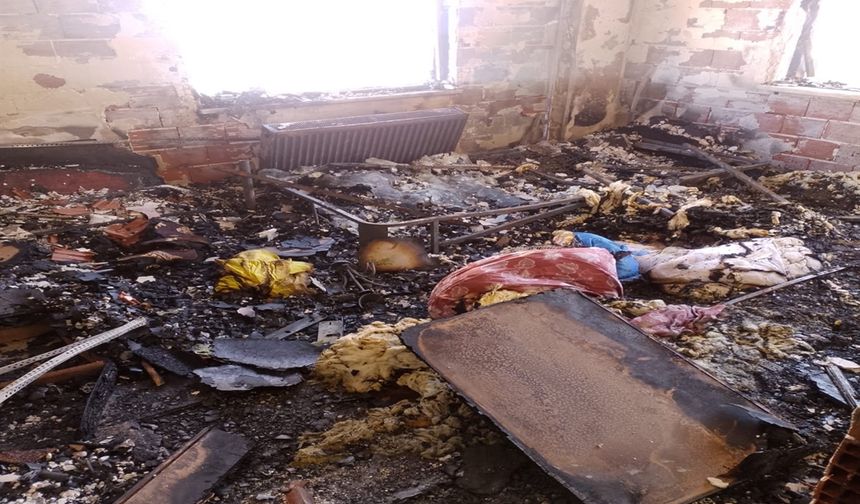 Uzaklaştırma kararı bulunan eşiyle telefonda tartıştıktan sonra evi yakmış