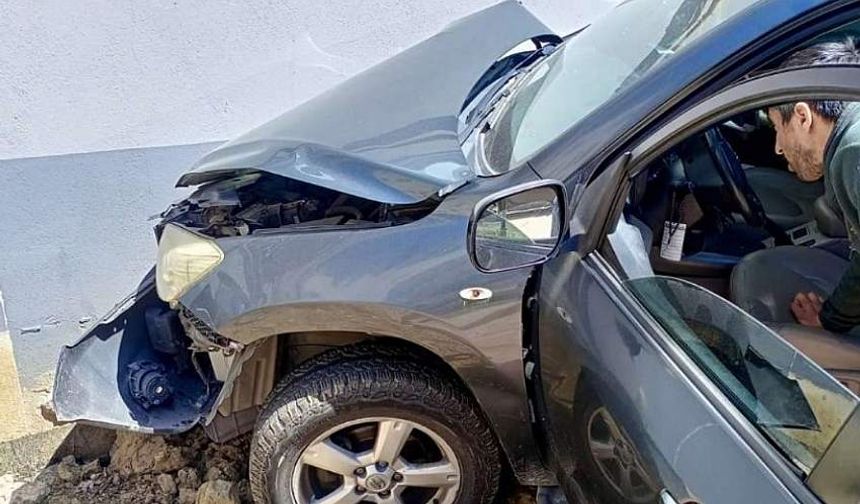 Otomobil iş yerine daldı: 1 yaralı