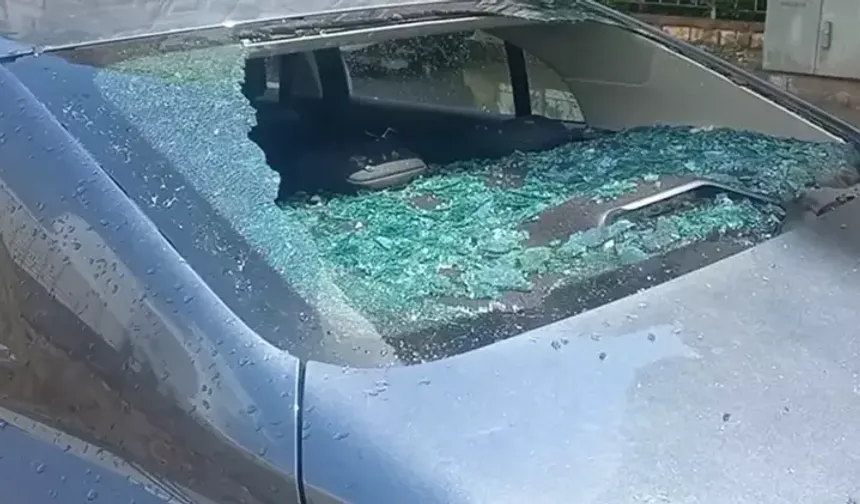 Dolu yağışı hayatı olumsuz etkiledi: Araçlar hasar gördü