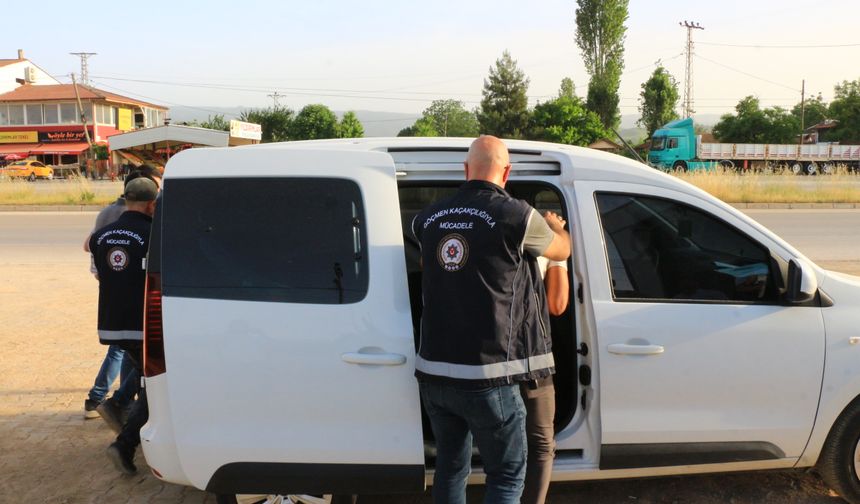 Durdurulan TIR'da 17 kaçak göçmen yakalandı; 2 gözaltı