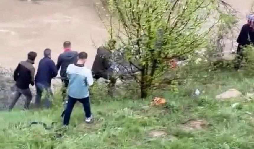 Hafif ticari araç dereye devrildi: 1 çocuk öldü, 4 yaralı