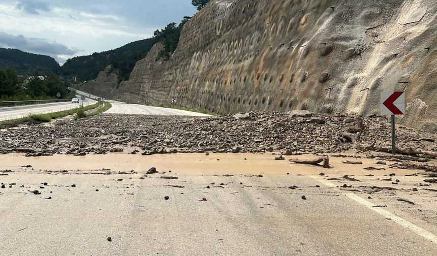 Korkutan heyelan: Karayolu tek yönlü ulaşıma kapandı