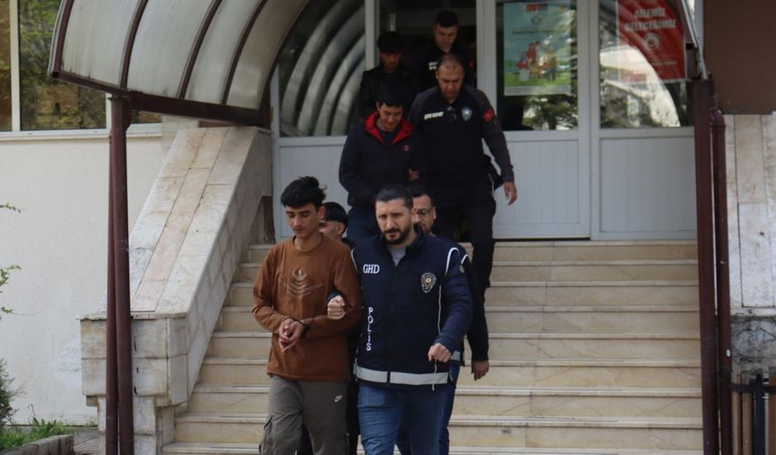 Otomobilden 6 kaçak göçmen çıktı