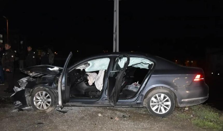 Otomobiller çarpıştı; 2'si yaya, 11 yaralı