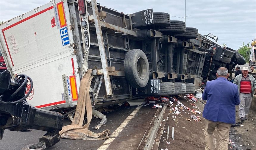 TIR'ın devrildiği kazada şoförün sol kolu koptu