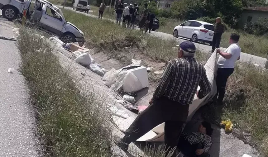 Trafik kazası sonrası yaralıyı üzerine battaniye tutarak güneşten korudular