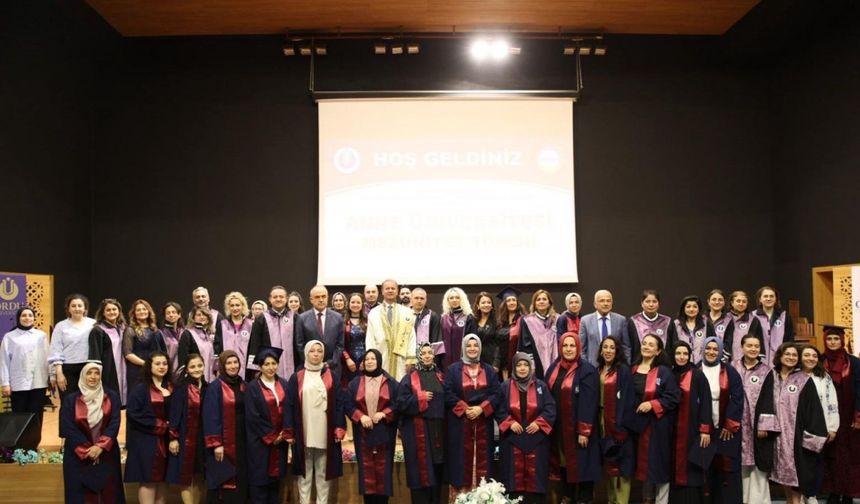 21 anne üniversite mezunu oldu