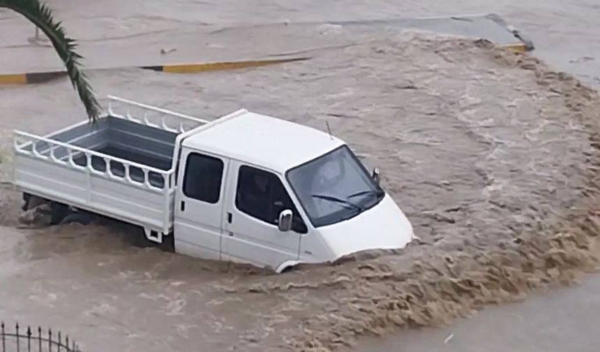 Haziran ayında kuvvetli sağanak: Yollar göle döndü, 1 kişi selde kayboldu!