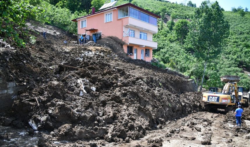 Heyelan: 3 ev hasar gördü
