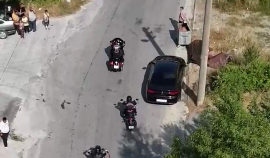 Düğün konvoyunun önünü kesmek isteyen çocuğa motosiklet çarptı; o anlar dronla görüntülendi