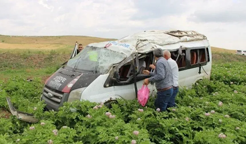 Yolcu minibüsü takla attı: 1 ölü, 4 yaralı
