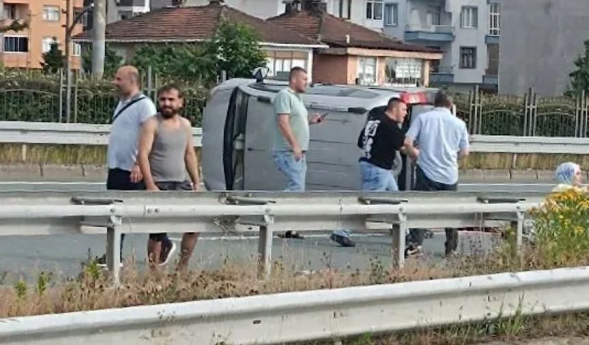 Hafif ticari araç, bariyerlere çarptı: 2 ölü, 3 yaralı