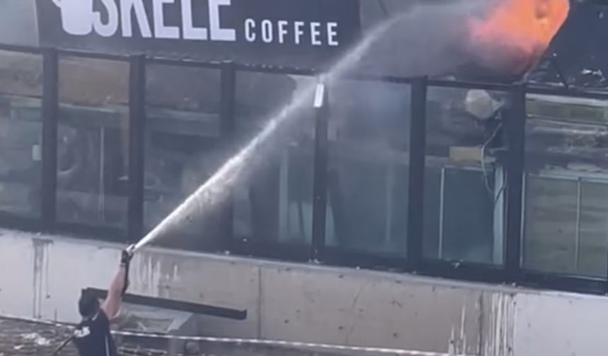 Kafede yangın çıktı, polisler hortumla müdahale etti
