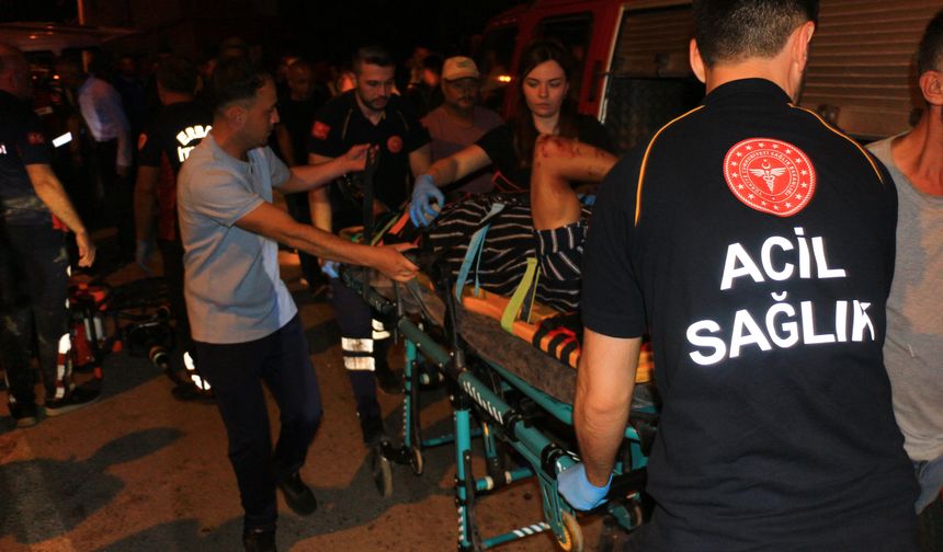 Kamyonete çarpan minibüsün şoförünü itfaiye kurtardı