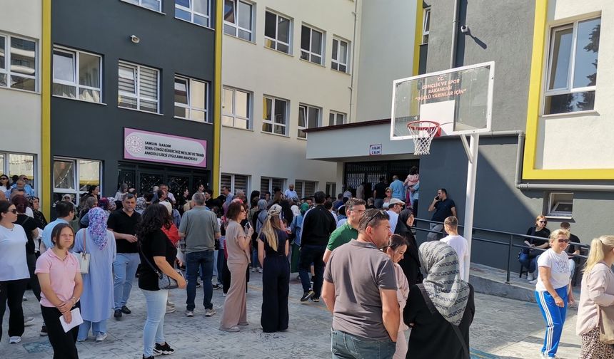 LGS heyecanı; çocuklar sınavda, aileler de dışarıda terledi