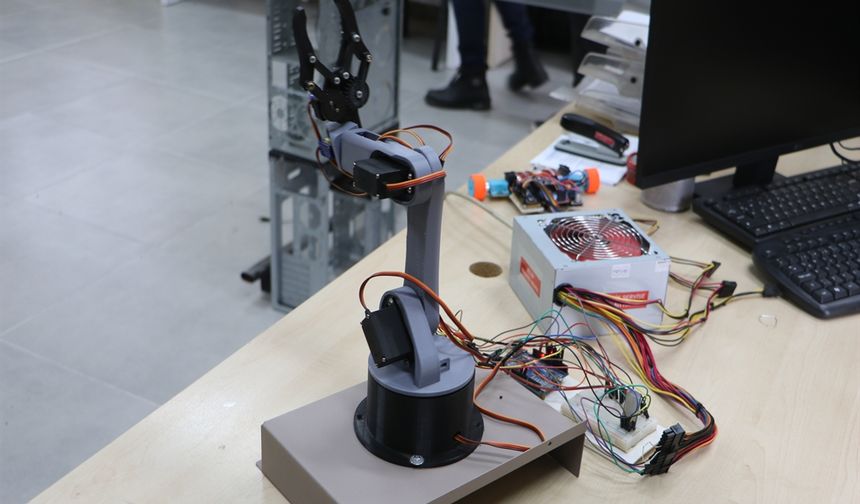 Meslek lisesi öğretmenleri ve öğrencilerinden ‘Robotik Kol’ projesi