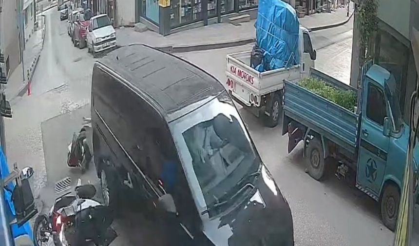 Motosiklet ile minibüs çarpıştı: 2 yaralı