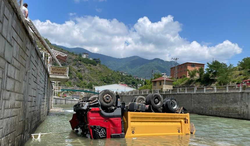 Oto yıkamacıya getirilen kamyon, dereye düştü!