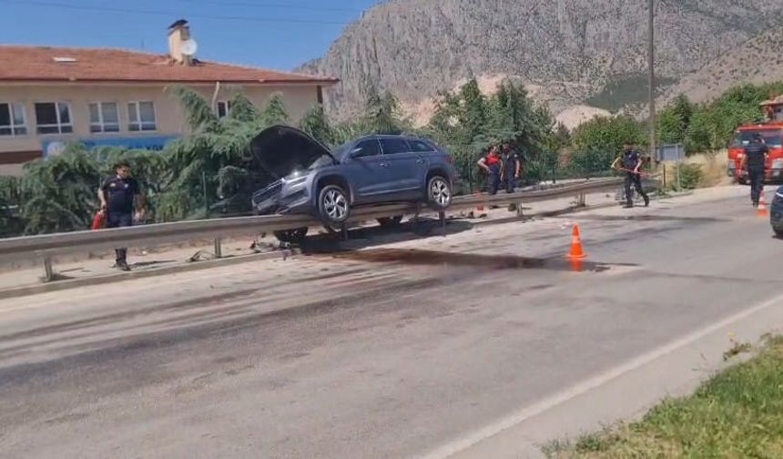 Otomobil, bariyere asılı kaldı: 1 yaralı