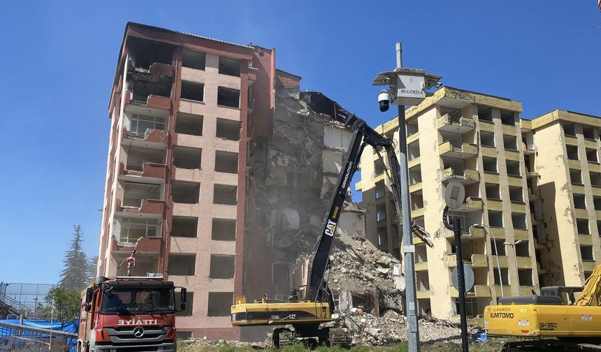 'Oturulamaz' raporu verilen 8 katlı 2 binada yıkım başladı