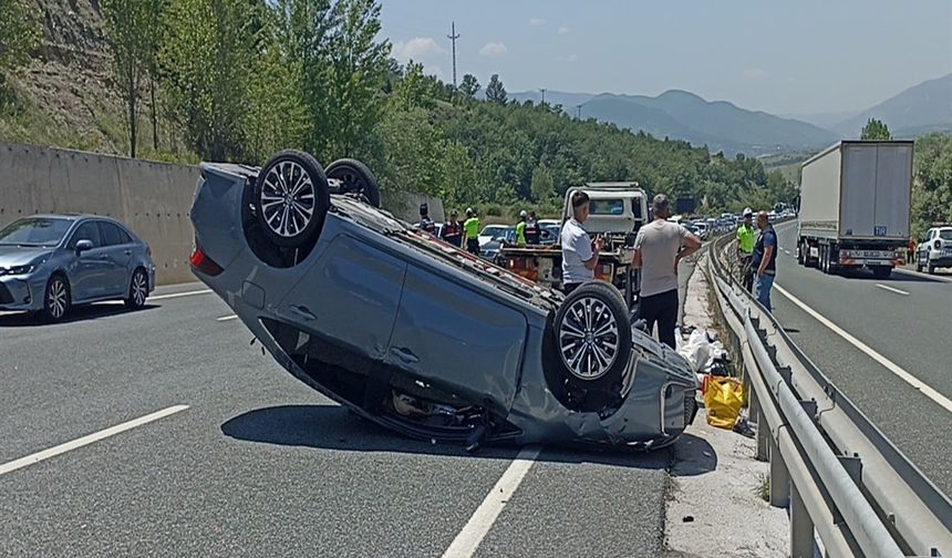 TIR'a çarpan otomobil takla attı: 5 yaralı