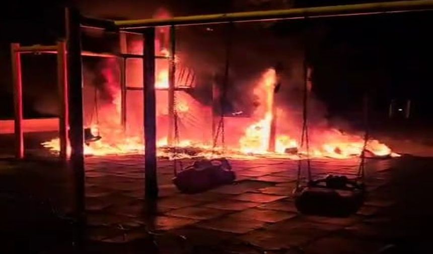 Yakılan çocuk oyun parkı, kullanılamaz hale geldi