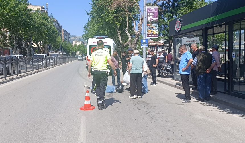 Yayaya çarpan motosikletin sürücüsü yaralandı