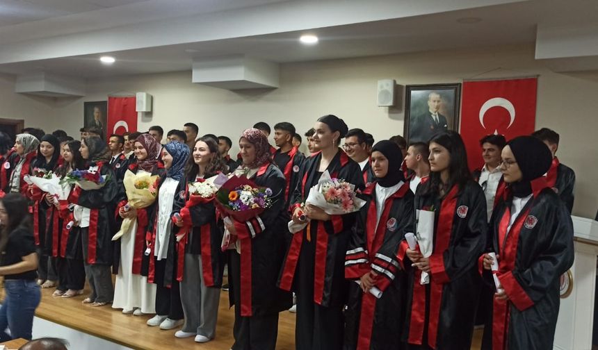 Devrek’te İmam Hatiplilerden mezuniyet sevinci