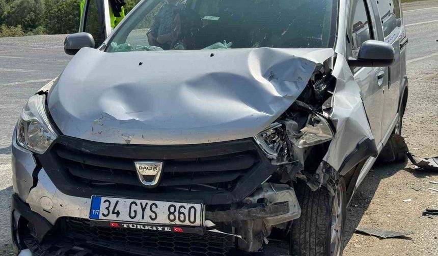 İki hafif ticari araç çarpıştı: 1 yaralı
