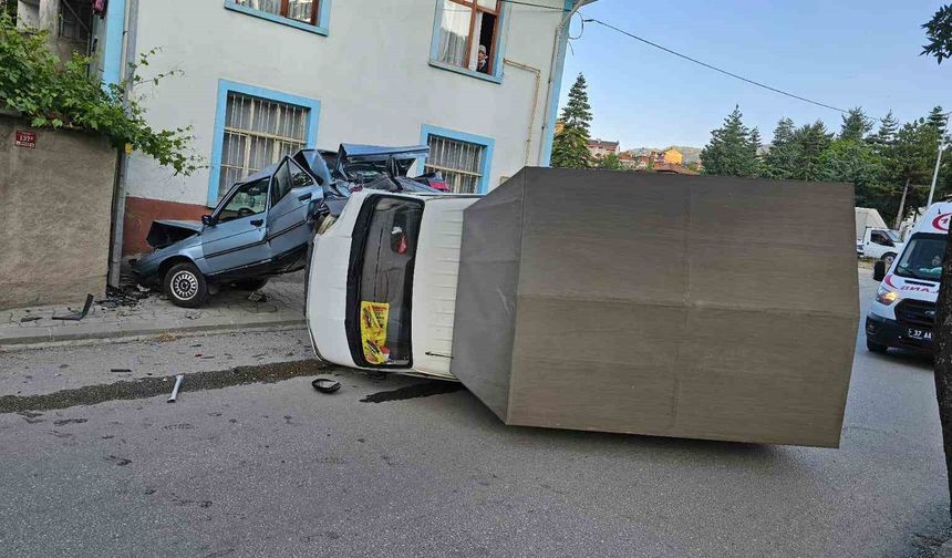 Kamyonet, park halindeki otomobile çarptı: 1 yaralı
