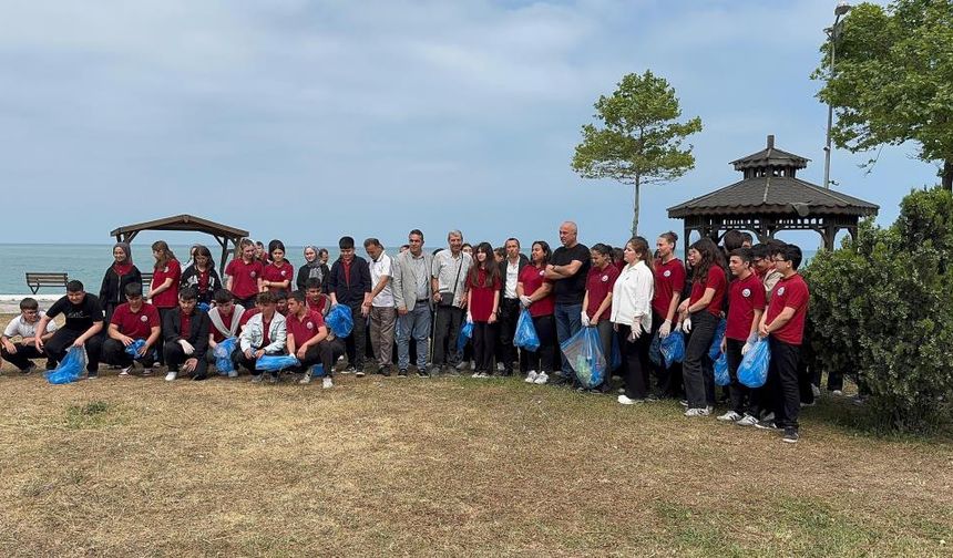 Öğrenciler, sahilden poşet poşet çöp topladı