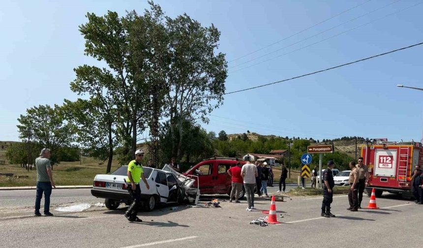 Otomobil ile hafif ticari araç çarpıştı: 5 yaralı