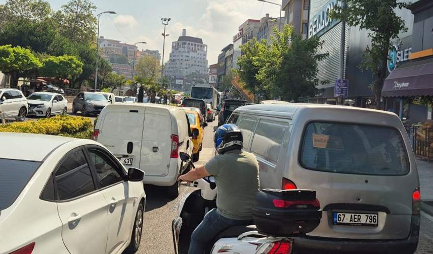 Soğuksu Caddesi'nde rezillik: Hafriyat kamyonu trafiği kilitledi!