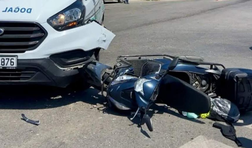 Motosiklet ile minibüs çarpıştı