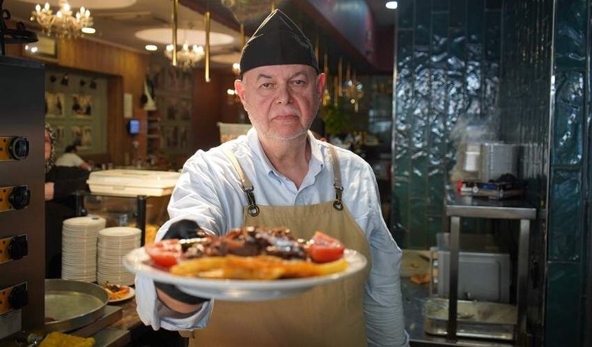Emekli profesör, baba mirası dönerci dükkanına sahip çıkıyor