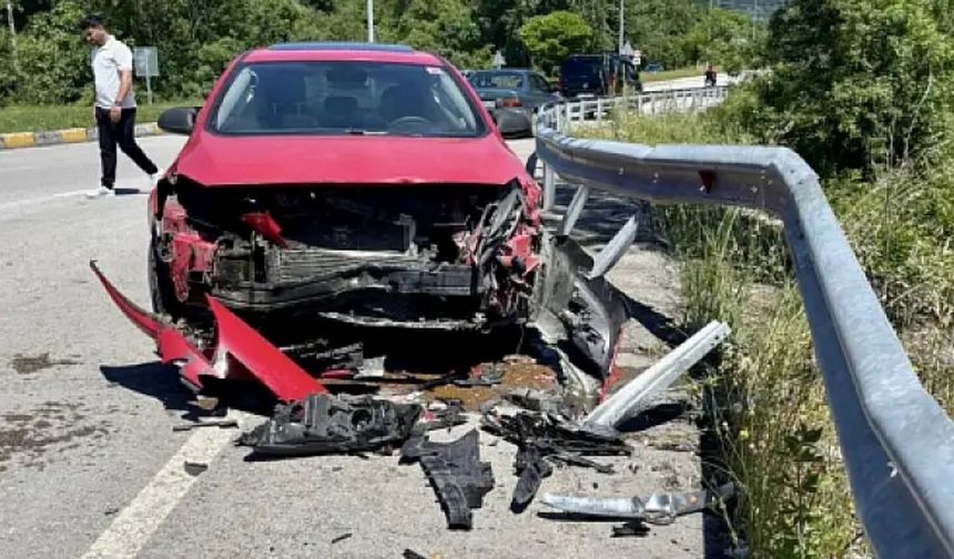 Kavşakta korkutan çarpışma: Otomobil bariyerlere savruldu