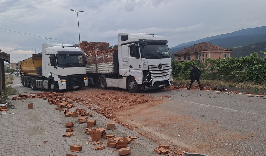 Kaza ucuz atlatıldı: Tuğla yüklü tır, yola kayan kamyonete çarptı