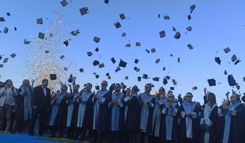 Üniversite öğrencileri mezuniyetlerini kep atarak kutladılar