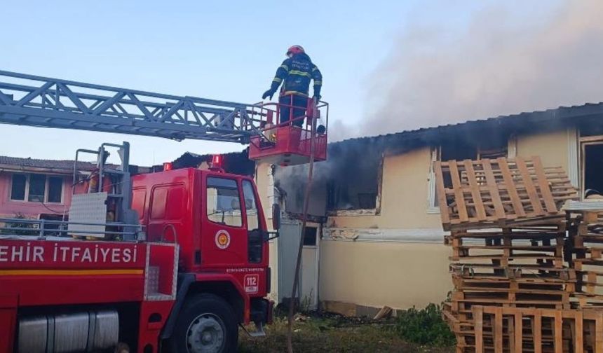 İki katlı ahşap ev alevlere teslim oldu