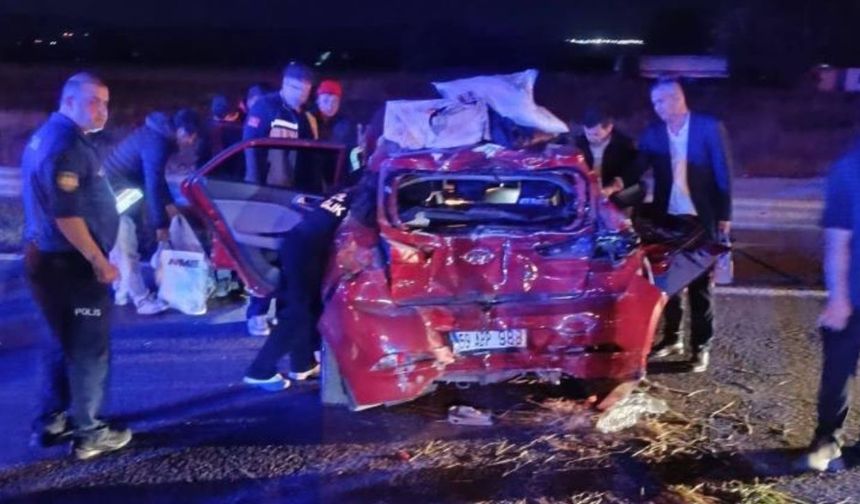 Tırın çarptığı otomobil kağıt gibi ezildi: 3 yaralı