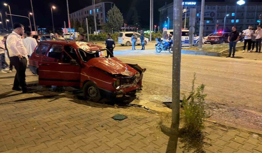 Kırmızı ışıkta d*hşet: Genç motosikletli 36,5 metre sürüklendi