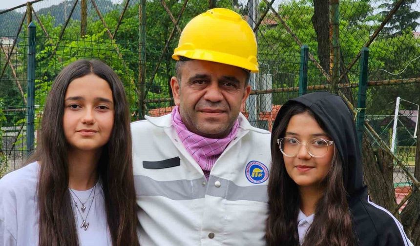 Madenciler, çocuklarının öğrenim gördüğü okulda Babalar Günü'nü kutladı